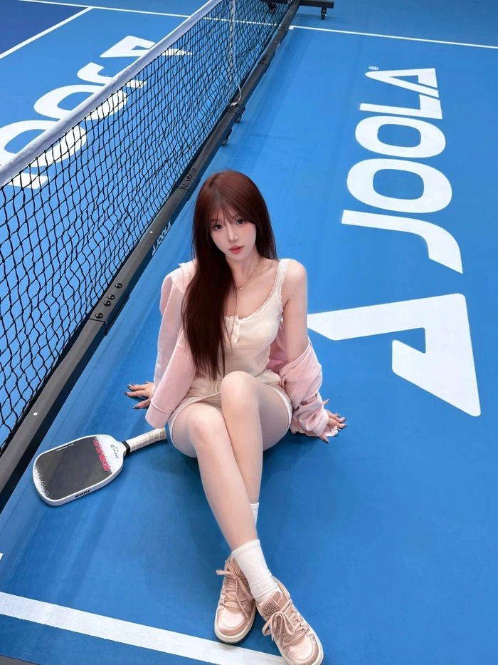 Gái xinh pickleball tạo dáng trước trận đấu