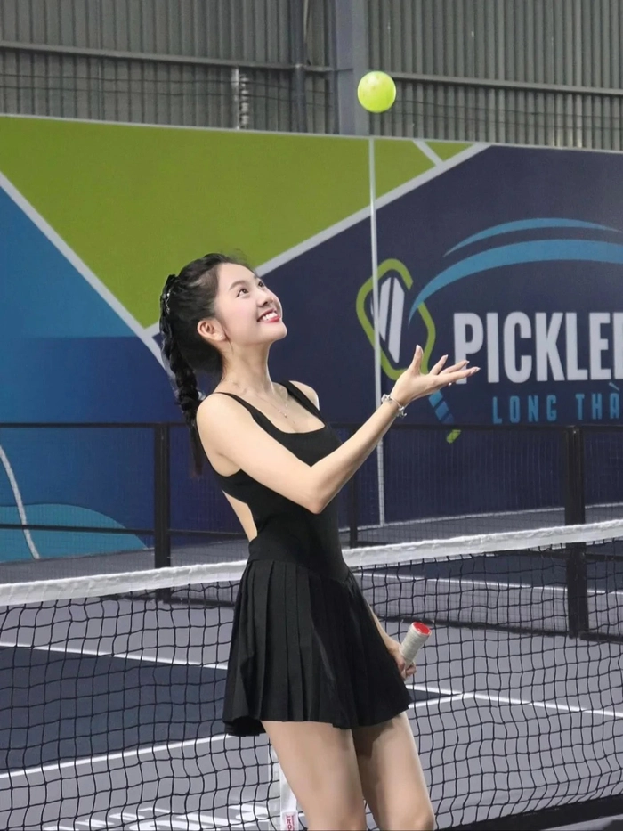 Gái xinh pickleball trong khoảnh khắc di chuyển