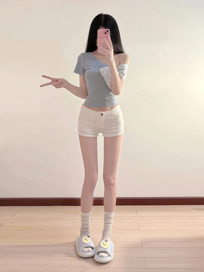 Gái xinh tạo dáng trước gương cực quyến rũ