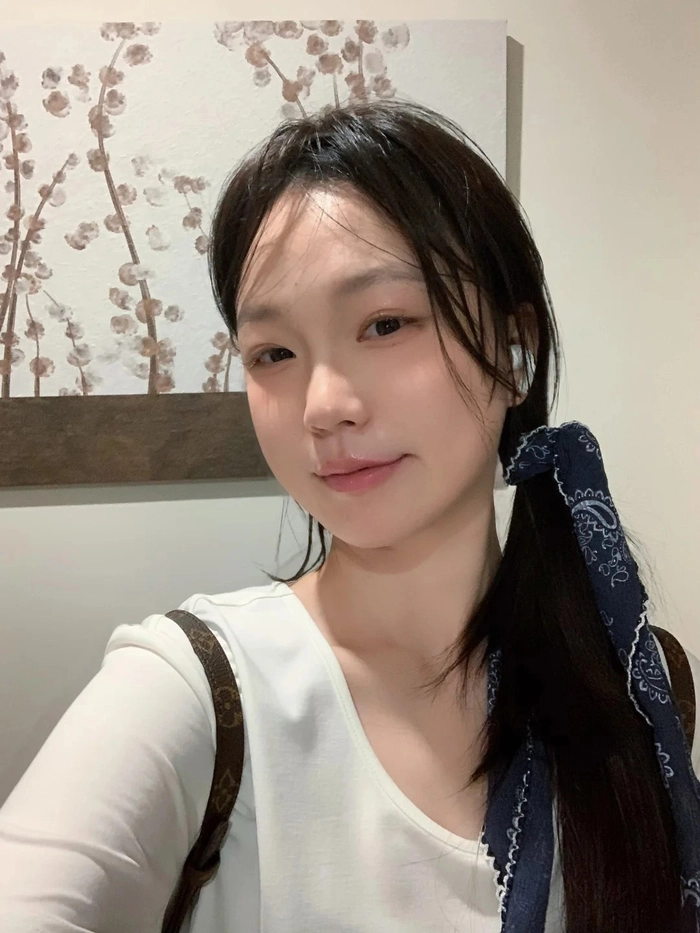 Gái xinh tự sướng với áo oversize