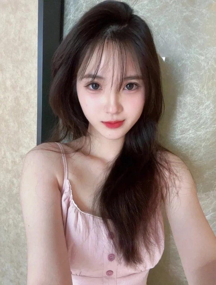 Gái xinh tự sướng với biểu cảm dễ thương