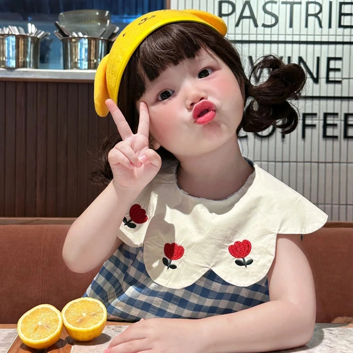Hình ảnh bé gái cute tạo dáng đáng yêu