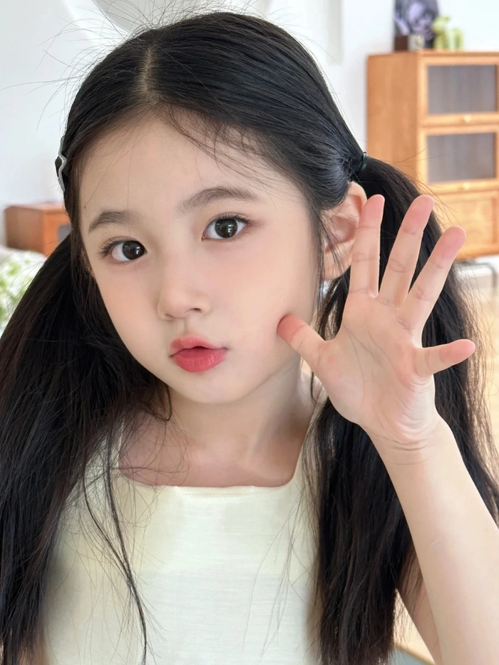 Hình ảnh bé gái cute vui tươi và rạng rỡ