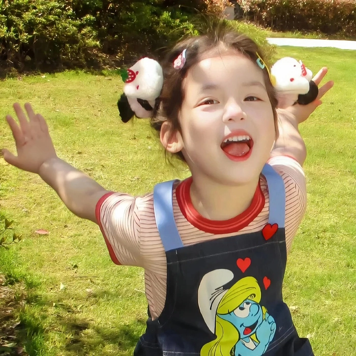 Hình ảnh bé gái đáng yêu và vui vẻ