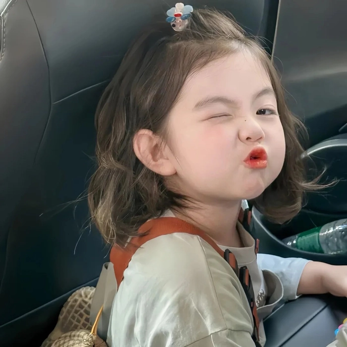 Hình ảnh bé gái xinh đẹp tự nhiên