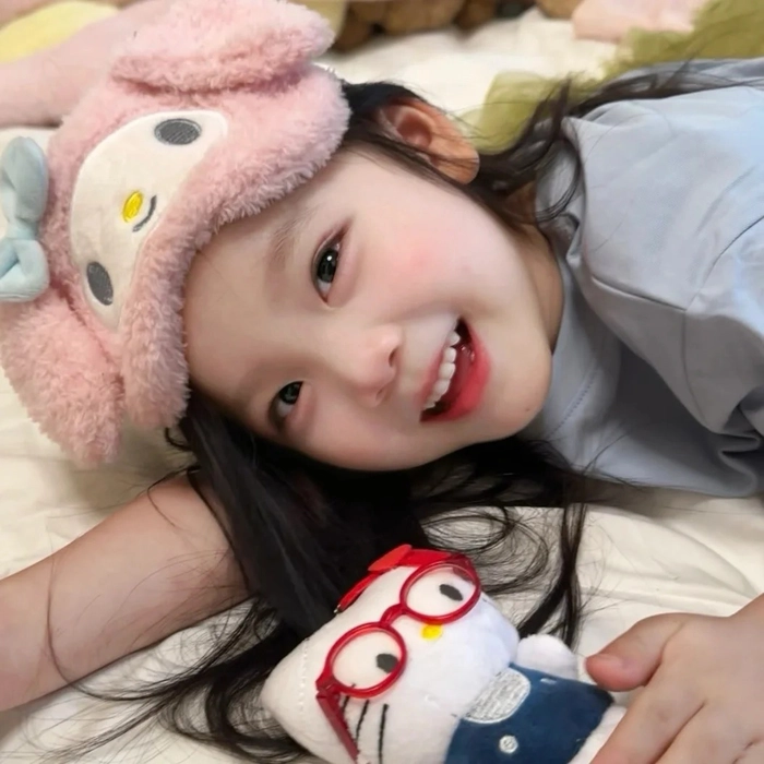 Hình ảnh bé gái xinh xắn rạng rỡ