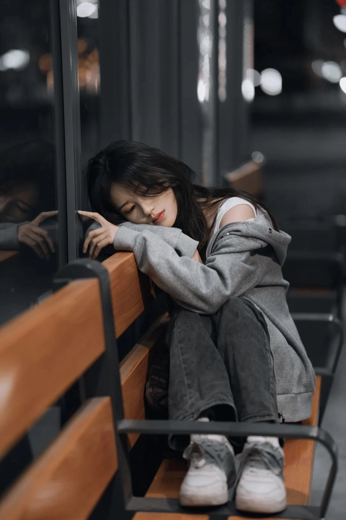 Hình ảnh cô gái buồn cô đơn một mình
