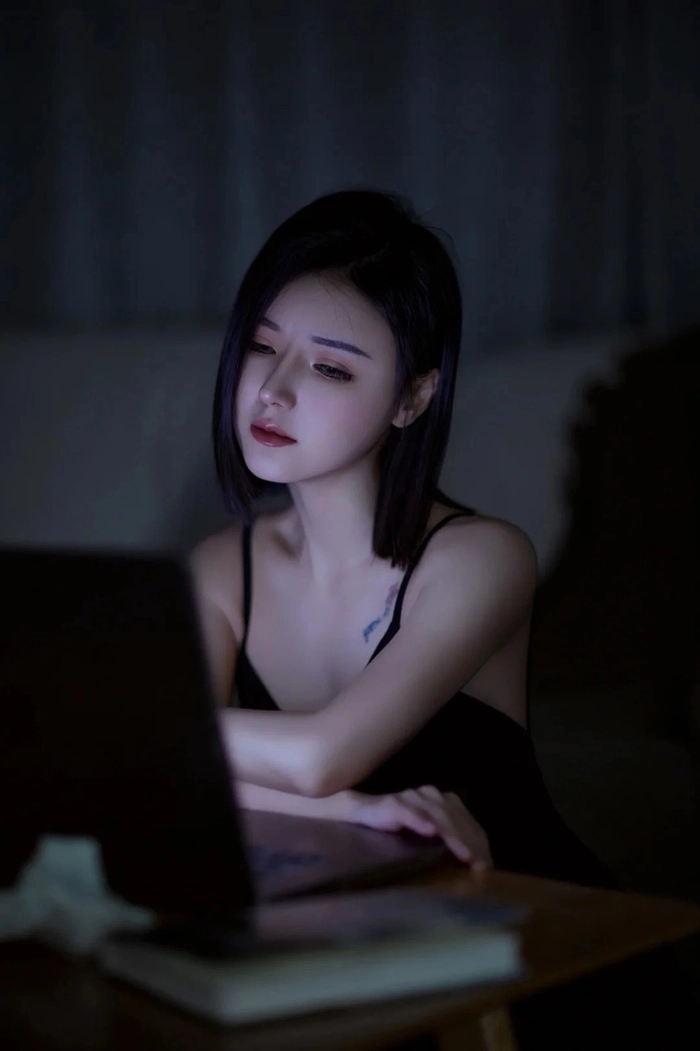 Hình ảnh cô gái buồn khóc trong bóng tối
