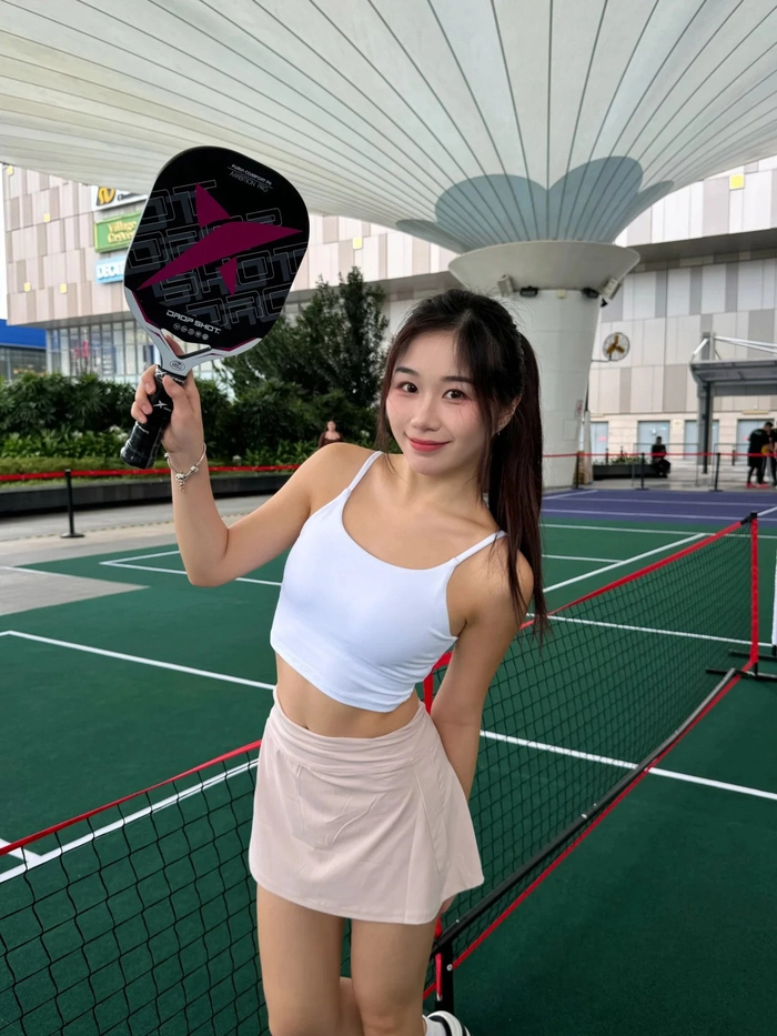 Hình ảnh gái xinh chơi pickleball đậm chất thể thao