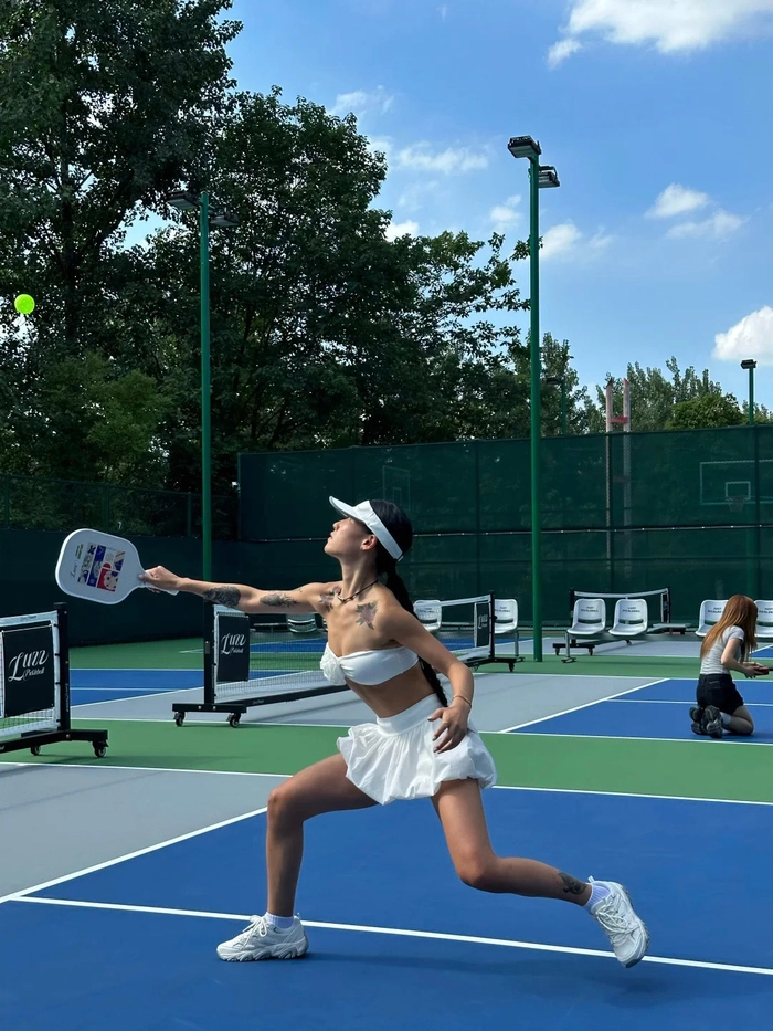 Hình ảnh gái xinh chơi pickleball đầy cuốn hút