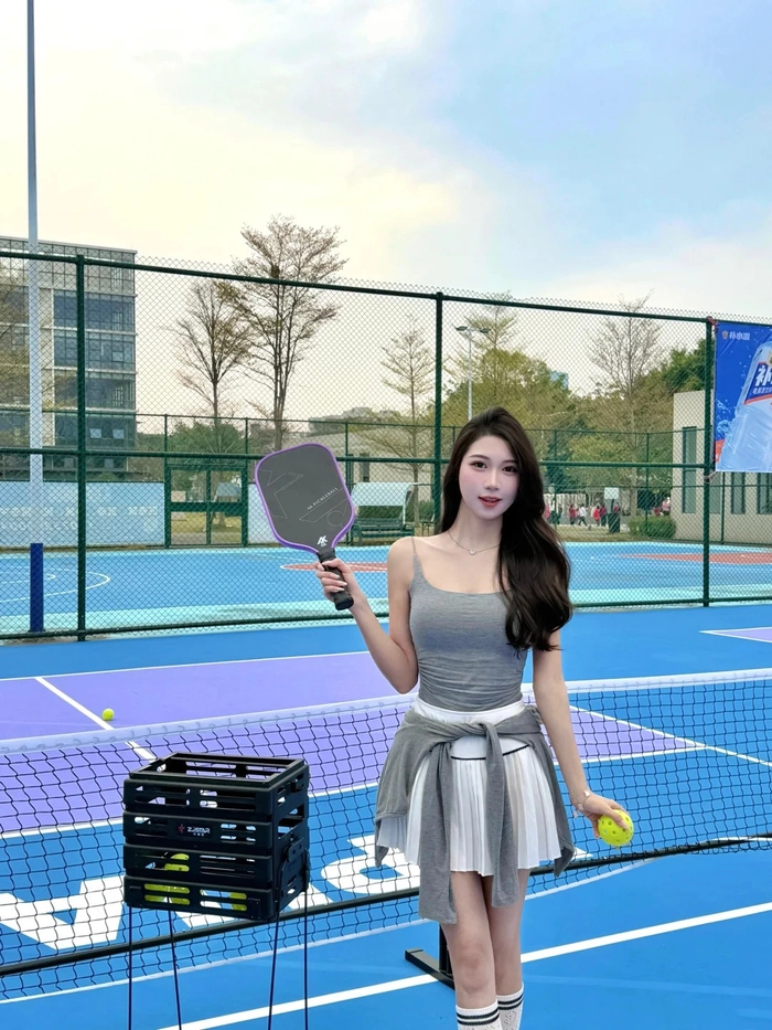 Hình ảnh gái xinh chơi pickleball phong cách năng động