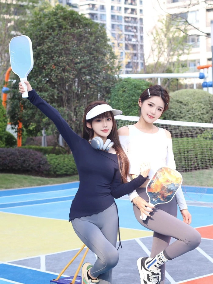 Hình ảnh gái xinh đánh pickleball ngoài trời