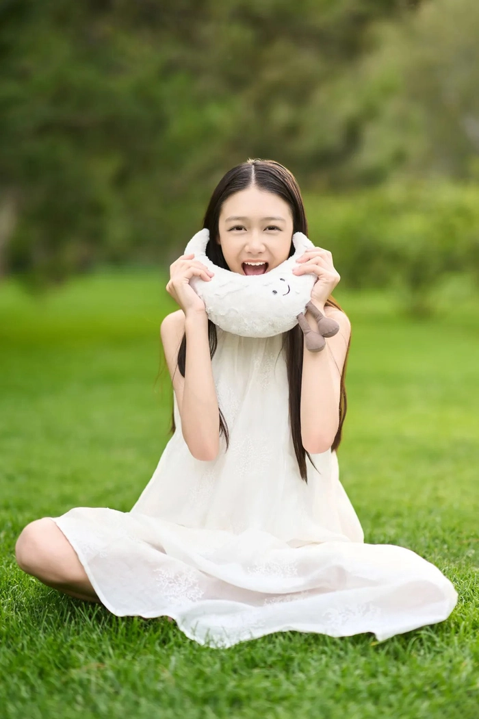 Hình ảnh gái xinh lớp 7 che mặt