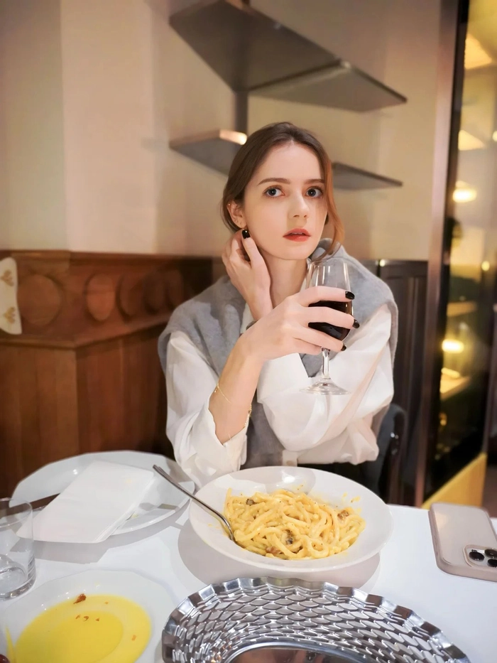 Hình ảnh gái xinh nước ngoài tóc nâu quyến rũ