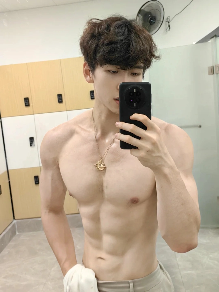 Hình ảnh trai 6 múi trước gương