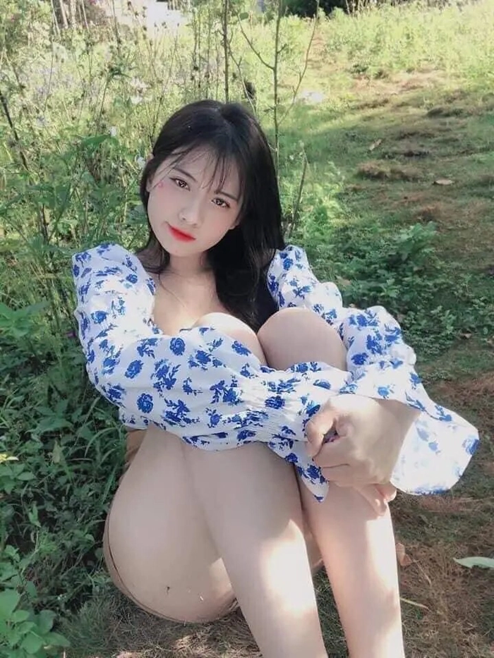 Hình gái xinh đùi to trắng nõn