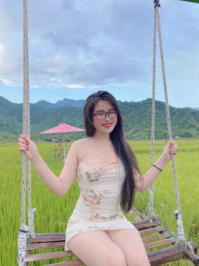 Hình gái xinh đùi to trắng sáng không cần filter