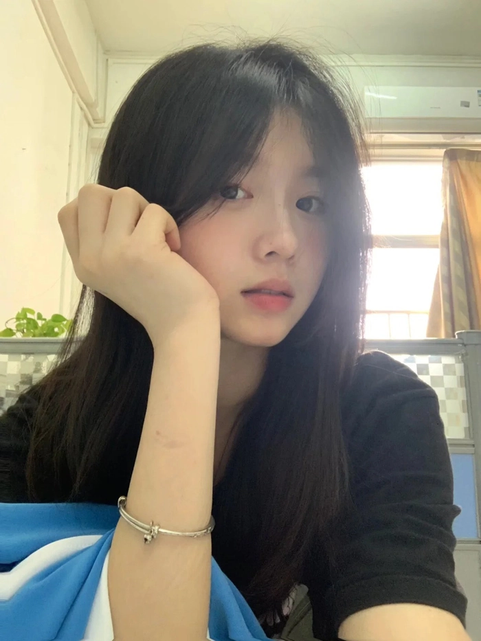 Hình gái xinh mặt mộc trong ánh sáng tự nhiên