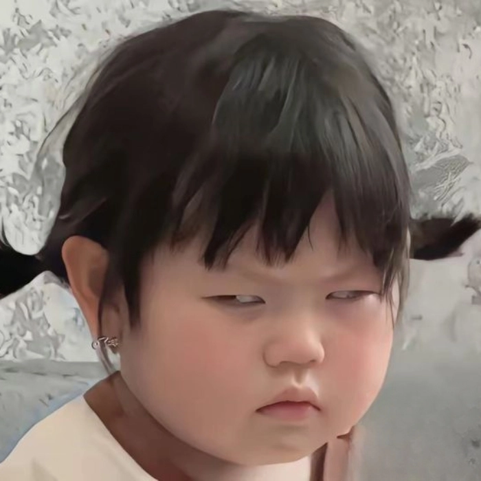 Meme em bé liếc hài hước