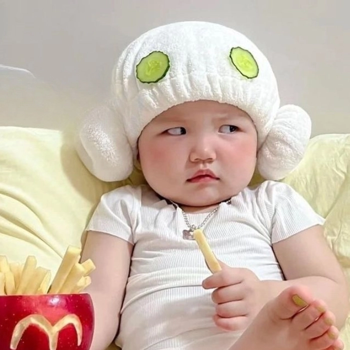 Meme em bé liếc xéo