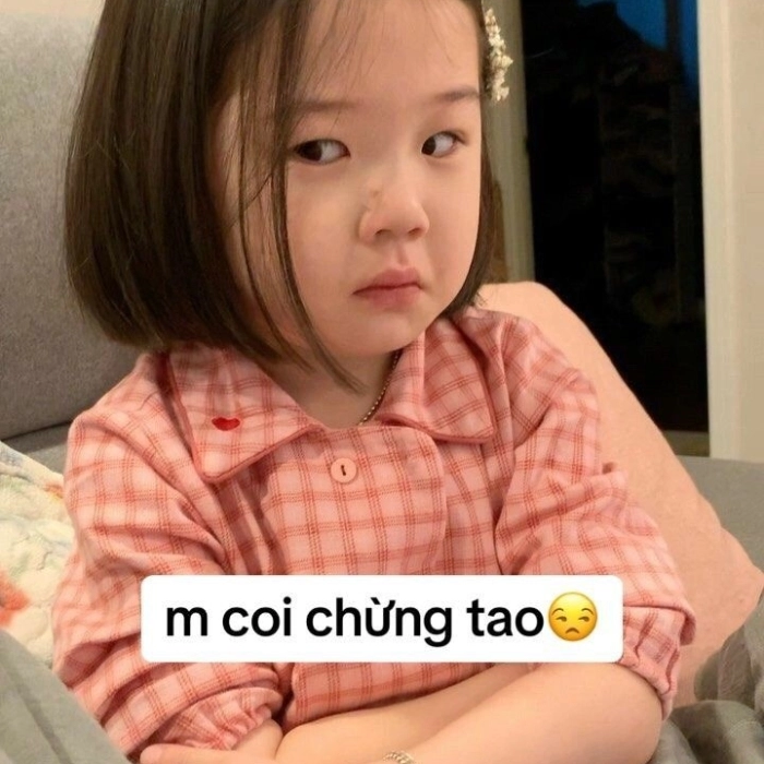 Meme liếc nhẹ đầy cay cú
