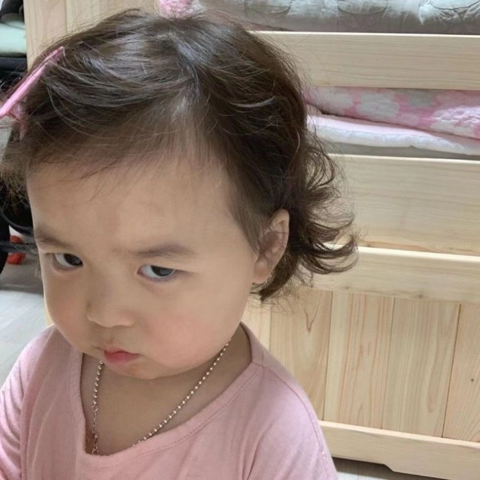 Meme liếc với ánh mắt phán xét