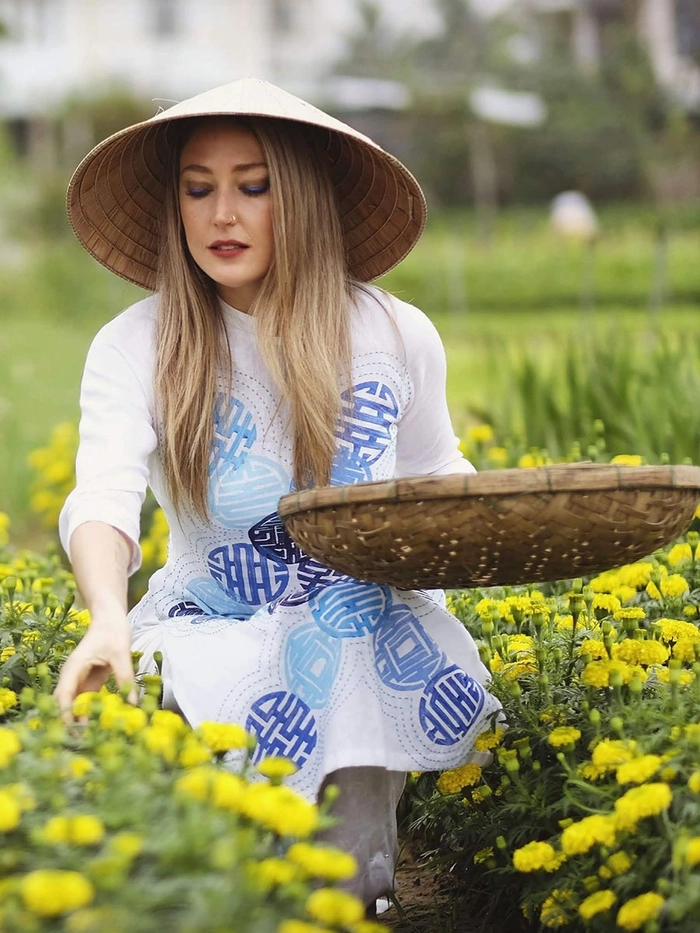Người Tây mặc áo dài giữa khung cảnh Việt