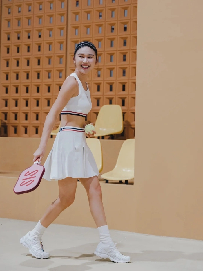 Pickleball gái xinh mặc váy tennis ngắn