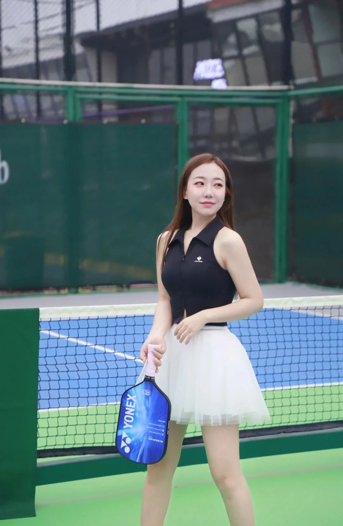 Pickleball gái xinh trong set đồ thể thao ngắn