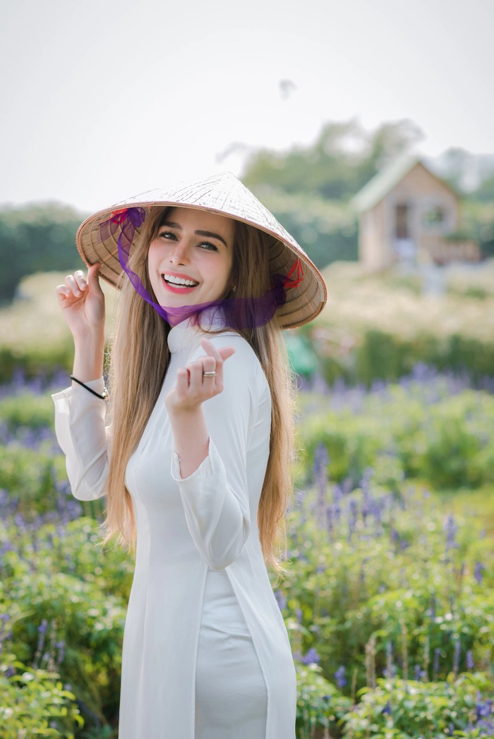 Tây mặc áo dài tạo dáng thanh lịch