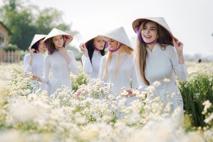 Tây mặc áo dài với nón lá Việt Nam