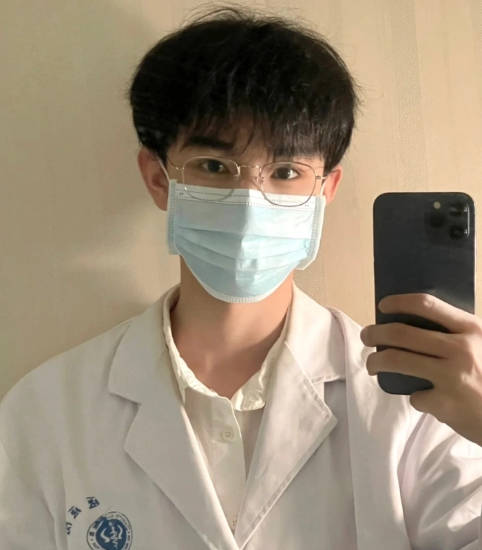 ảnh trai đẹp đeo khẩu trang chụp trước gương