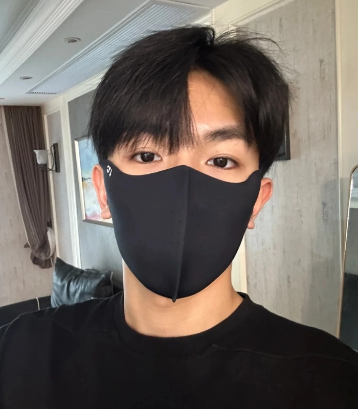 ảnh trai đẹp đeo khẩu trang selfie