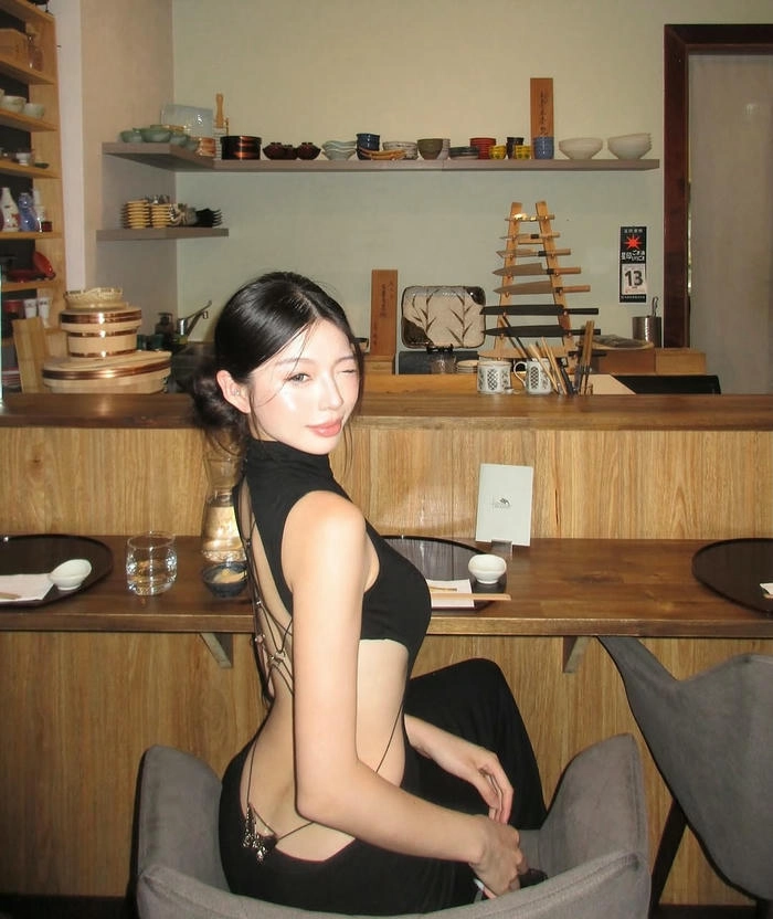 hình ảnh gái xinh chụp dáng ngồi