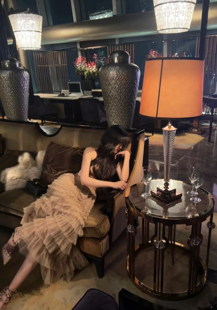 hình ảnh gái xinh sang chảnh giấu mặt