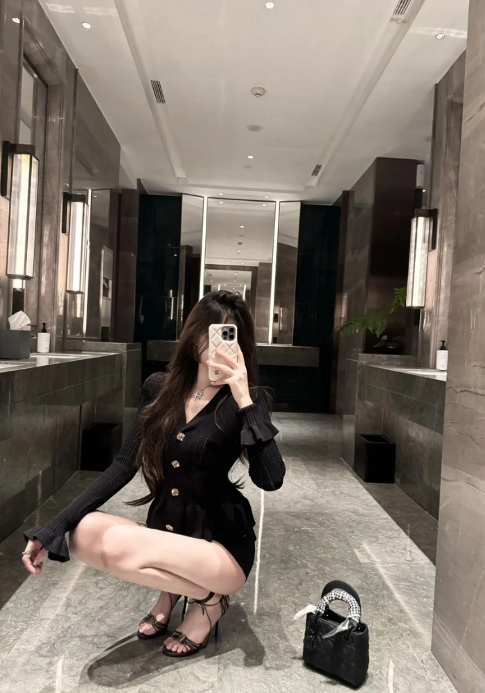 hình ảnh gái xinh sang chảnh trước gương