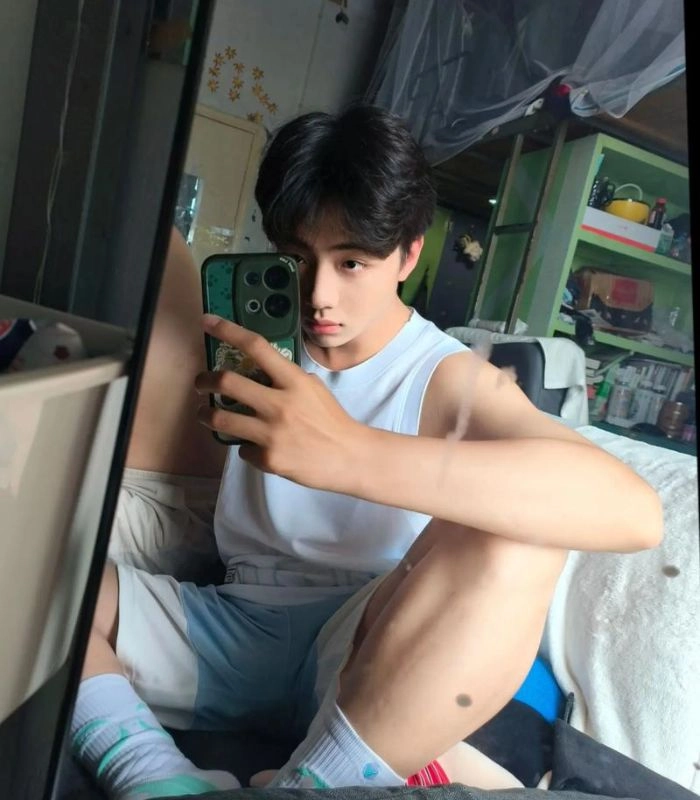 hình ảnh trai đẹp 2k10 chụp trước gương