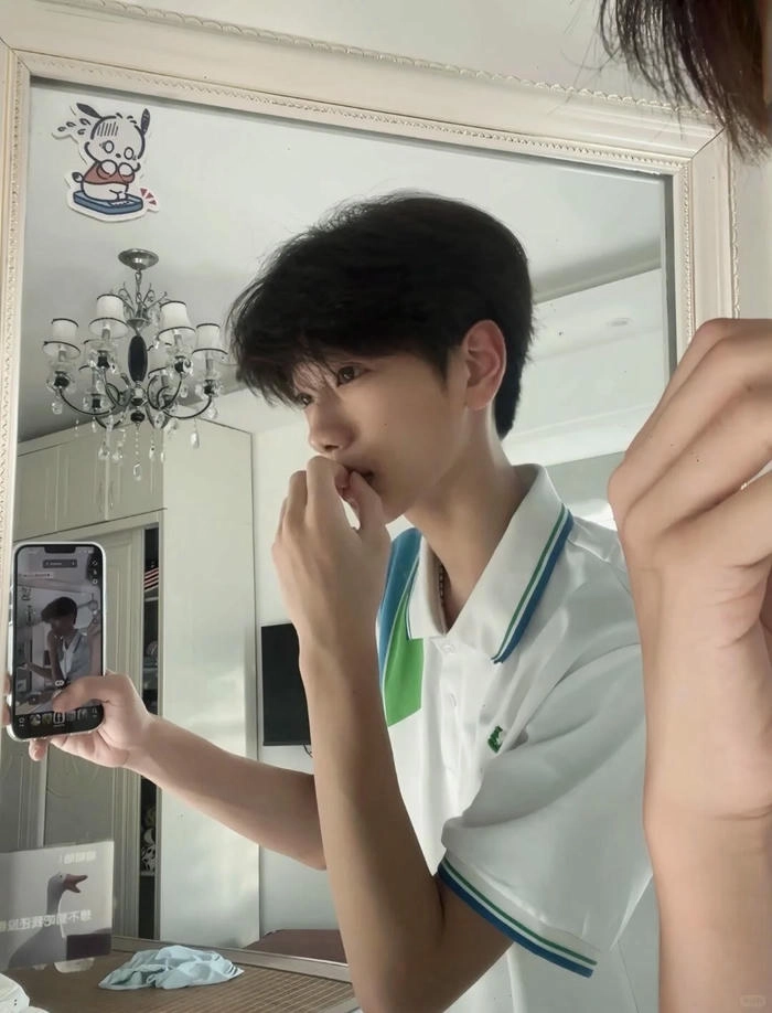 hình học sinh nam trước gương