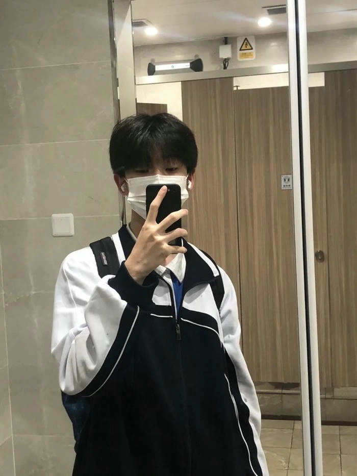 hình nam học sinh chụp ảnh trước gương