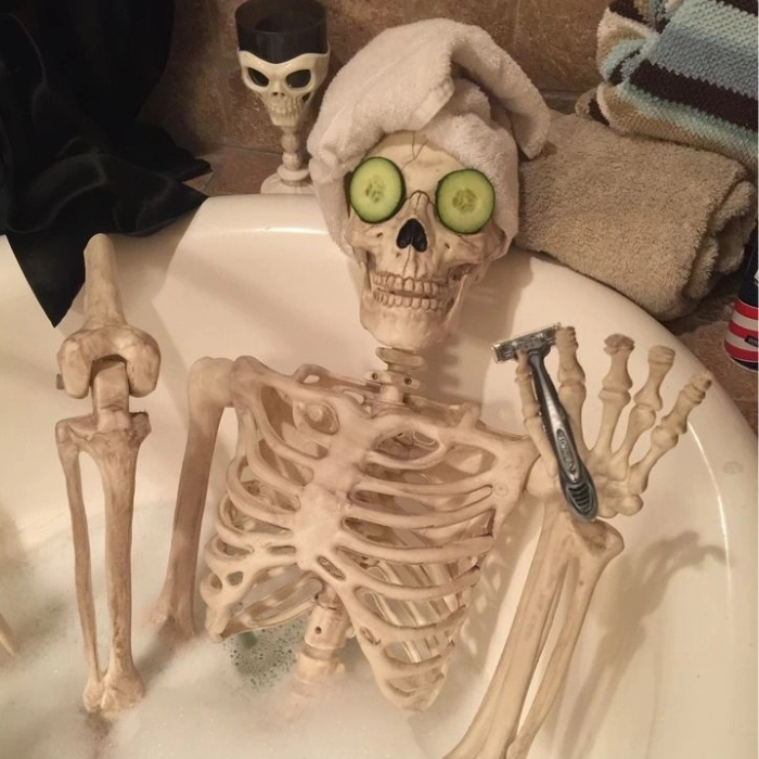 meme skeleton tắm