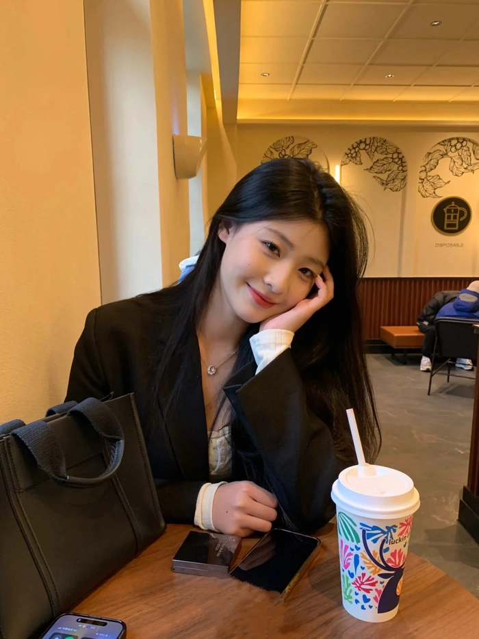 Ảnh gái xinh cười che mặt cute