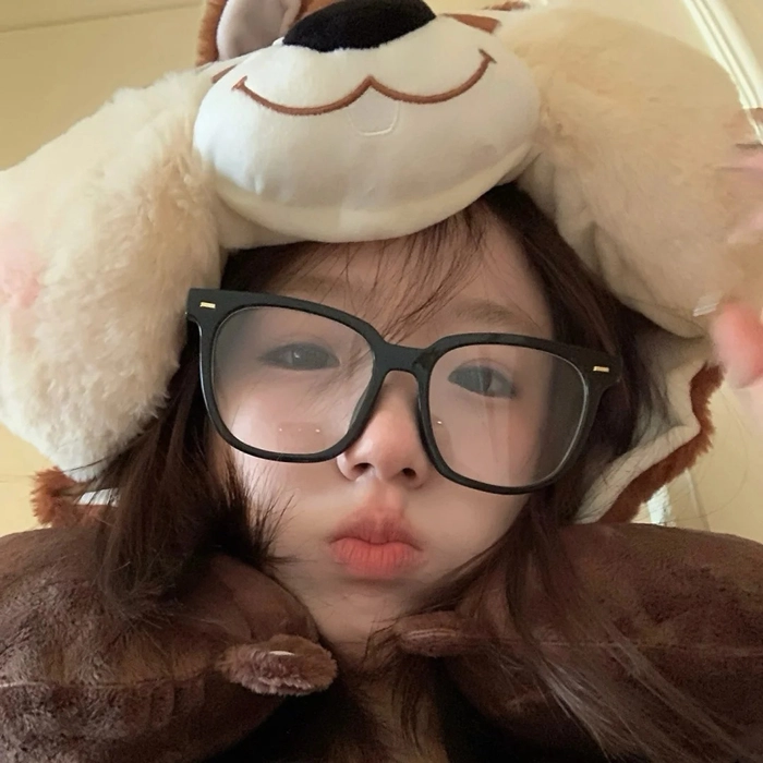 Ảnh gái xinh cute đeo kính cá tính