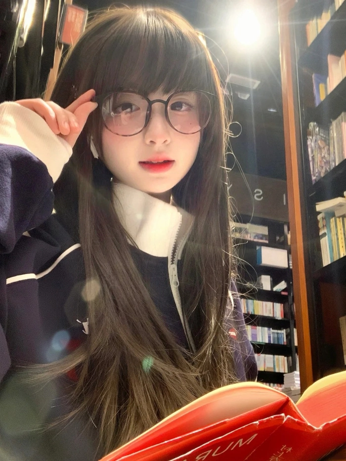 Ảnh gái xinh cute đeo kính đáng yêu