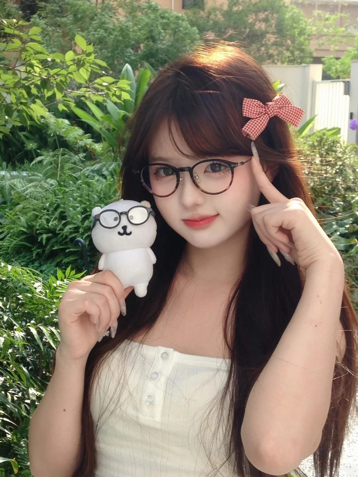 Ảnh gái xinh cute đeo kính thời trang