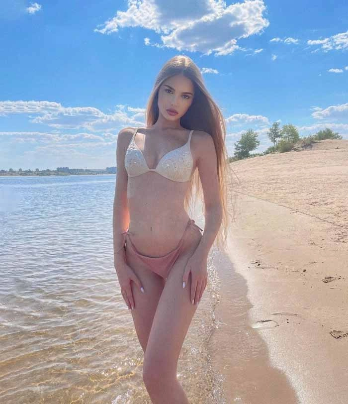 Gái Nga mặc bikini ngoài biển