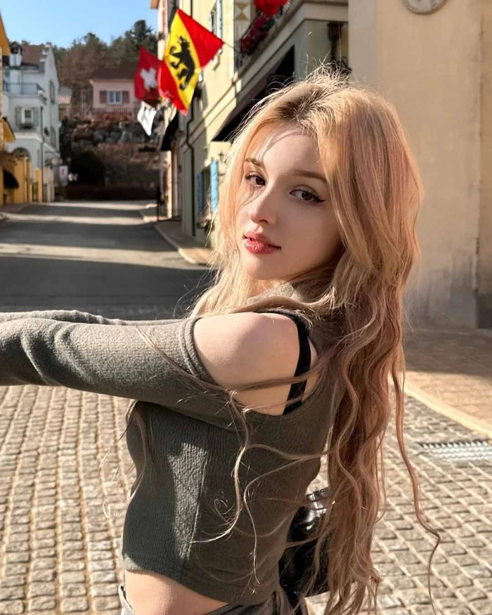 Gái Nga mặc váy sexy