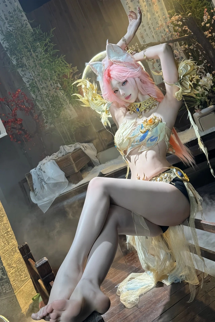 Gái cosplay cáo chín đuôi
