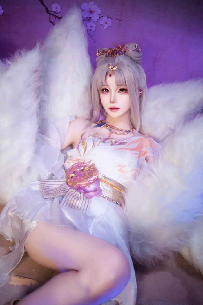 Gái cosplay hồ ly chín đuôi