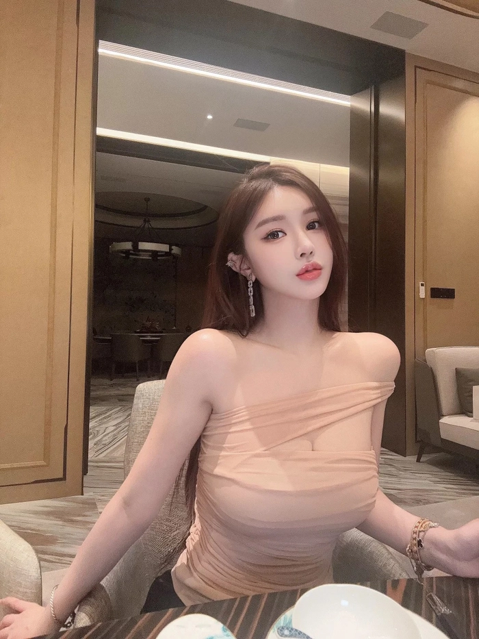Gái xinh dâm vú to gợi tình