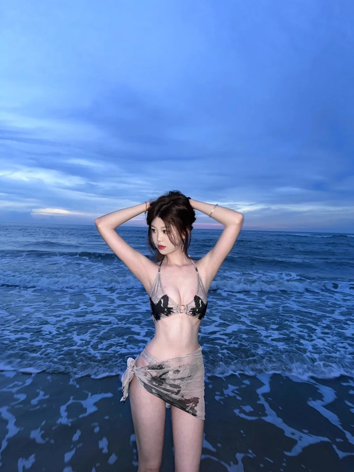 Gái xinh damdang mặc bikini sexy